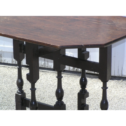  Table pliable de style Louis XIII sur  Moinat SA  - Antiquités décoration