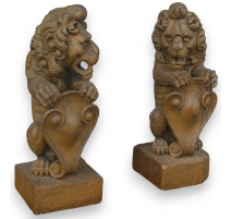 Paire de sculptures "Lions" sur socle,