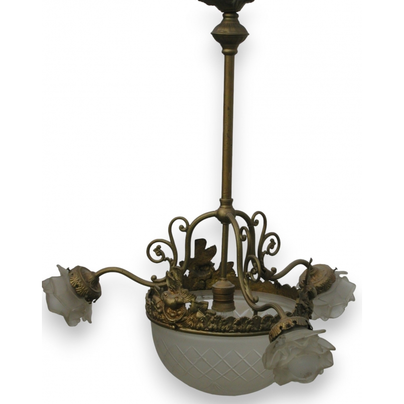 Lustre Napoléon III avec coque en verre taillé.