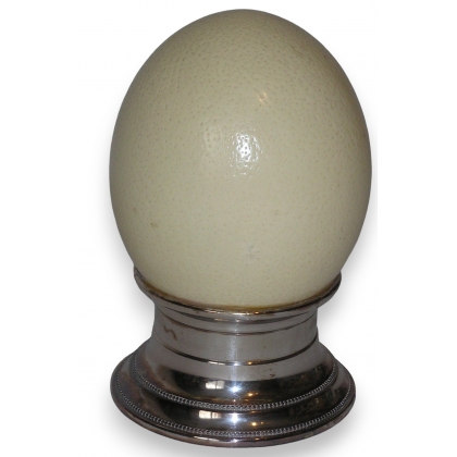 Oeuf d\'autruche sur socle en métal argenté