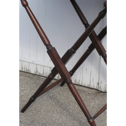 Butler’s tray, made of mahogany. England. Available at  Moinat SA  – Antiques and home décor