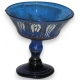 Coupe, en verre soufflé émaillé bleu.