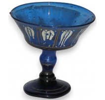 Coupe, en verre soufflé émaillé bleu.