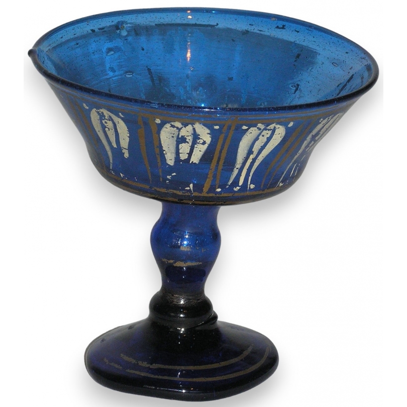 Coupe, en verre soufflé émaillé bleu.