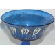 Coupe, en verre soufflé émaillé bleu.