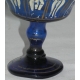 Coupe, en verre soufflé émaillé bleu.