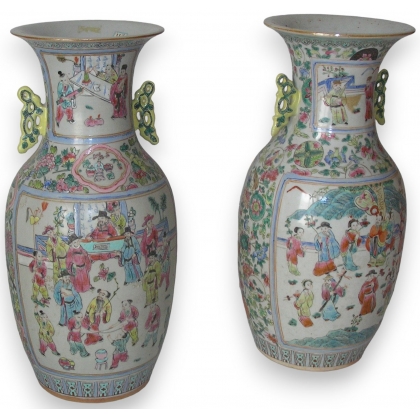 Paire de vases décor de personnages