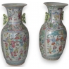 Paire de vases décor de personnages