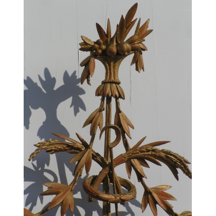 Miroir Louis XVI, en bois doré décapé. sur  Moinat SA  - Antiquités décoration