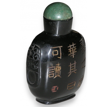 Tabatière, en verre noir gravé. Chine.