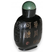 Tabatière, en verre noir gravé. Chine.