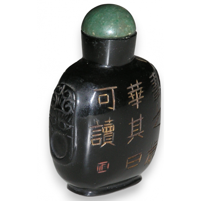 Tabatière, en verre noir gravé. Chine.