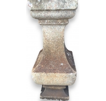 Pilier - socle, en granite.