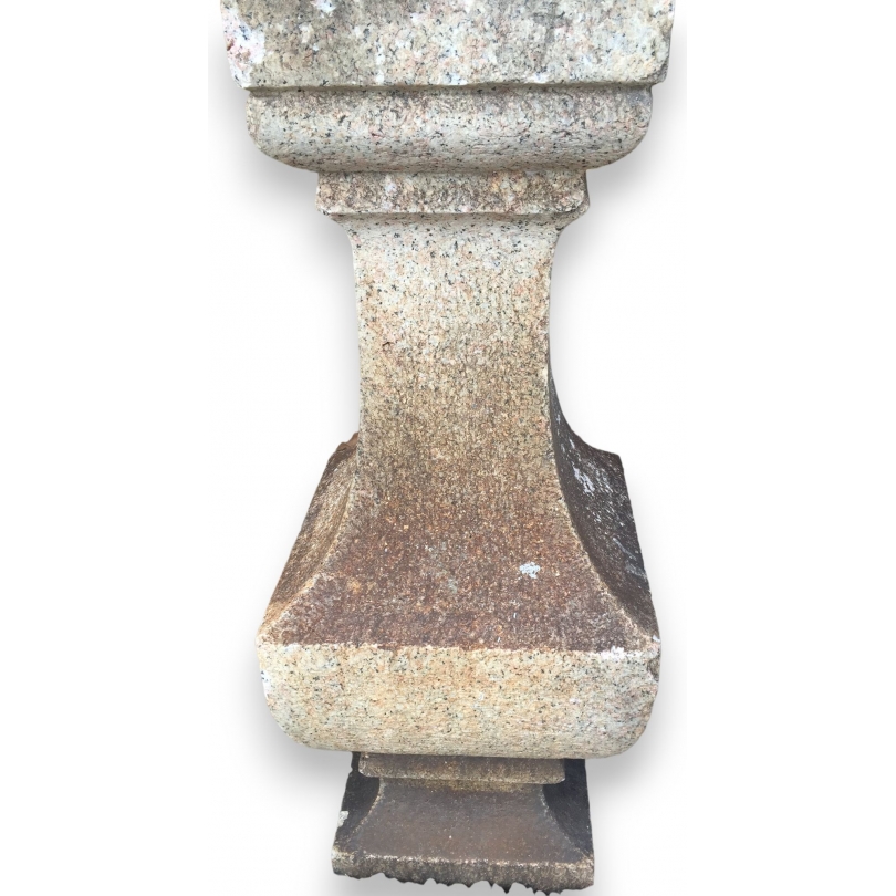 Pilier - socle, en granite.