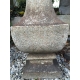 Pilier - socle, en granite.