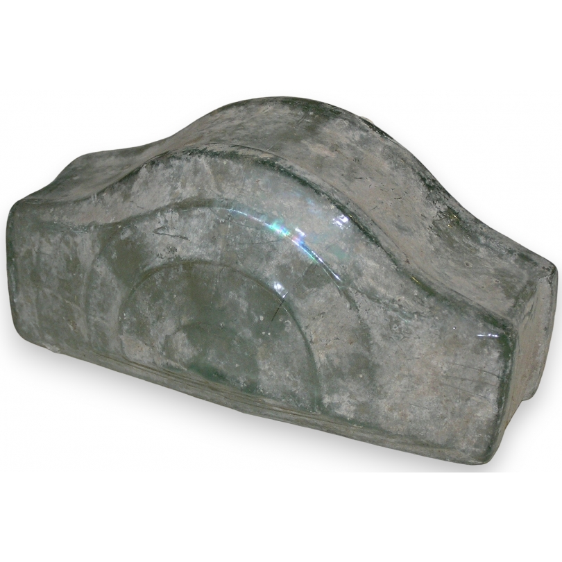 Brique pavé, en verre soufflé/moulé.