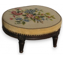 Repose-pied ovale Louis XVI, en noyer.