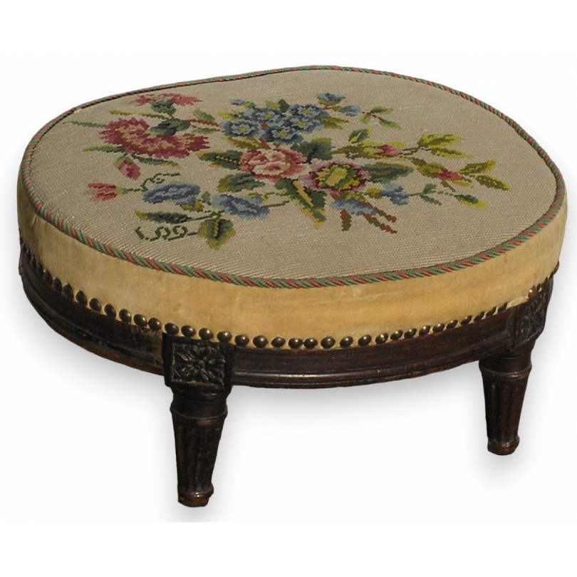 Repose-pied ovale Louis XVI, en noyer.