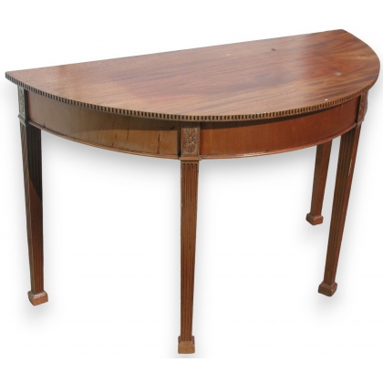  Table demi-lune avec 4 pieds carrés cannelés. sur  Moinat SA  - Antiquités décoration
