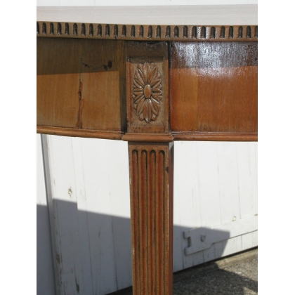  Table demi-lune avec 4 pieds carrés cannelés. sur  Moinat SA  - Antiquités décoration