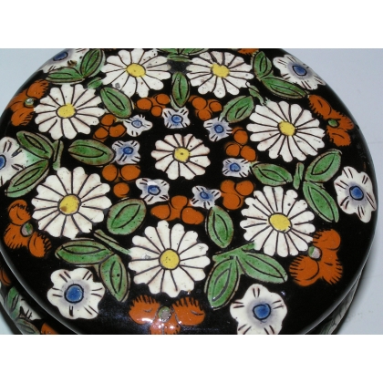 Round box, made of Thun earthenware. At  Moinat SA  – Antiques and Decor