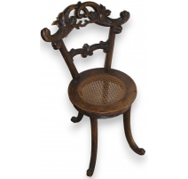Chaise en noyer sculpté et siège canné