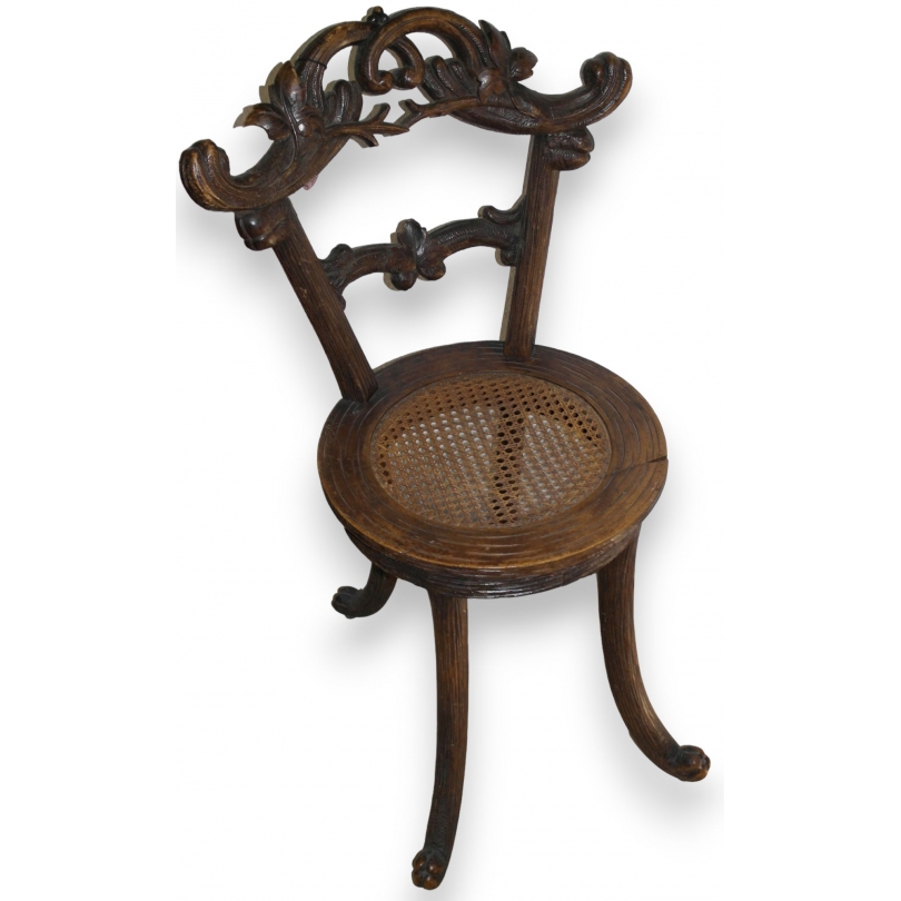 Chaise en noyer sculpté et siège canné