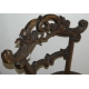 Chaise en noyer sculpté et siège canné