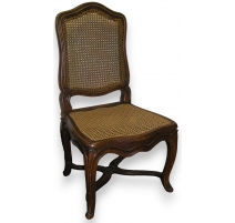 Chaise Louis XV, en noyer. Estampillée