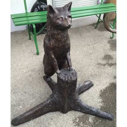 Renard sur une souche en bronze