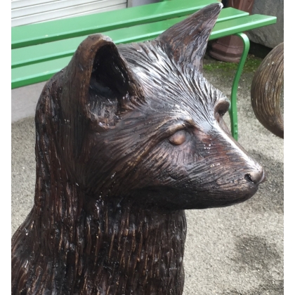 Renard sur une souche en bronze