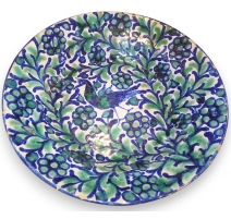 Assiette, en faïence peinte à main.