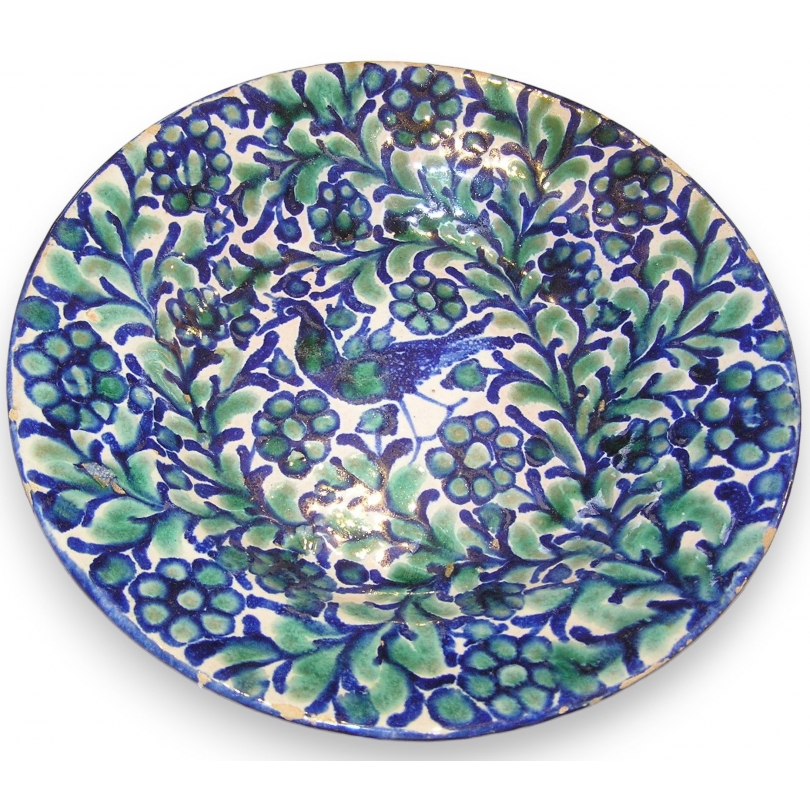 Assiette, en faïence peinte à main.