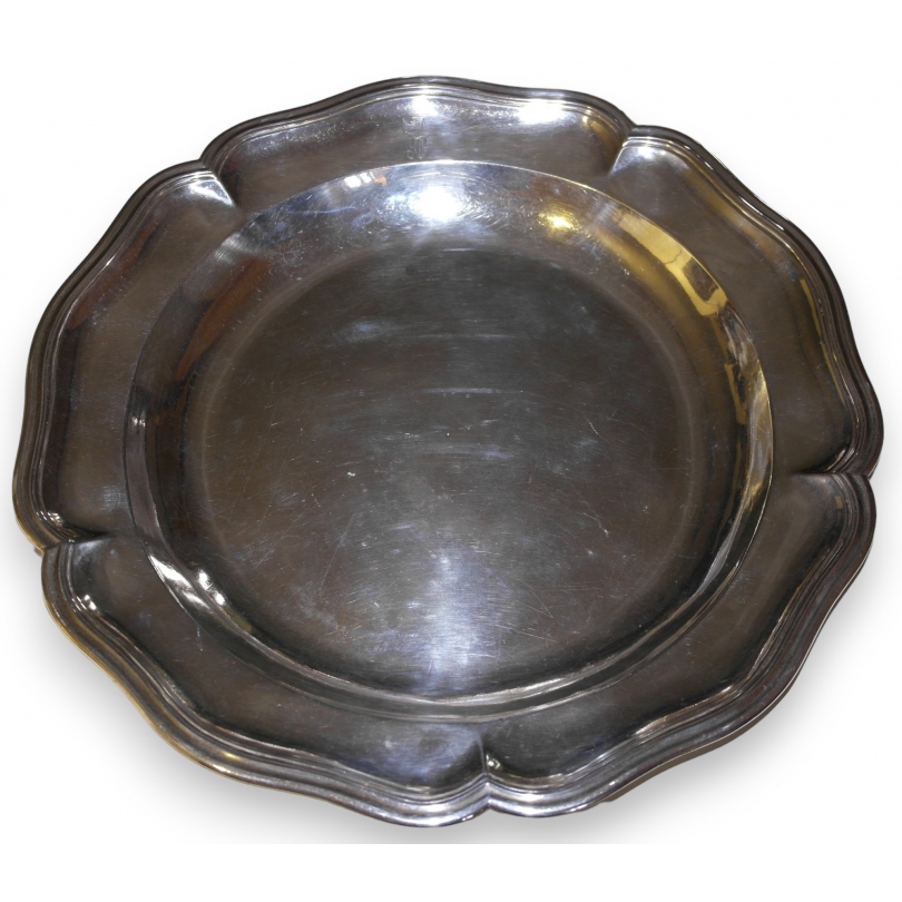 Plat rond festonné, en argent 730gr.