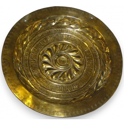 Plat à offrandes, en bronze. Daté 1768.