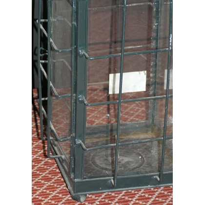  Lanterne carrée ancienne, en fer noir. sur  Moinat SA  - Antiquités décoration