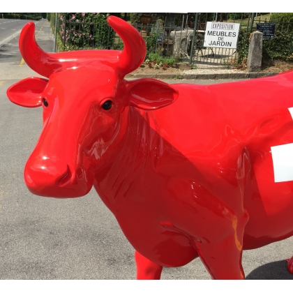 Vache en résine et fibre de verre \"Drapeau Suisse\"