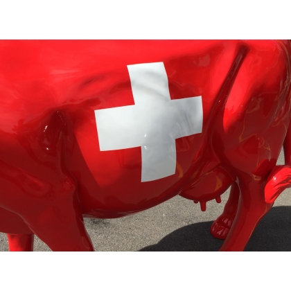 Vache en résine et fibre de verre \"Drapeau Suisse\"