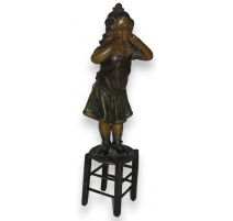Sculpture "Jeune fille debout sur un tabouret"