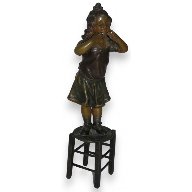 Sculpture "Jeune fille debout sur un tabouret"