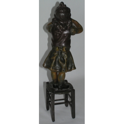 Sculpture \"Jeune fille debout sur un tabouret\"