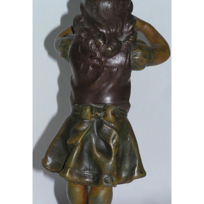 Sculpture \"Jeune fille debout sur un tabouret\"
