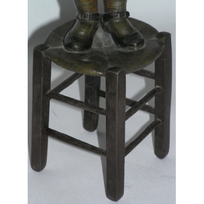 Sculpture \"Jeune fille debout sur un tabouret\"