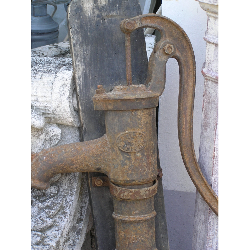 Pompe à eau à main en fonte, signée DEVILLE sur Moinat SA