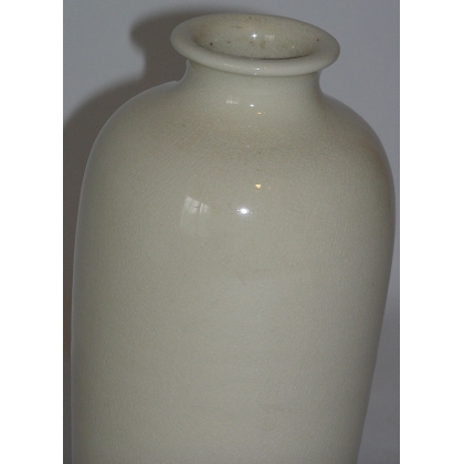  Vase beige en forme de bouteille sur  Moinat SA  - Antiquités décoration