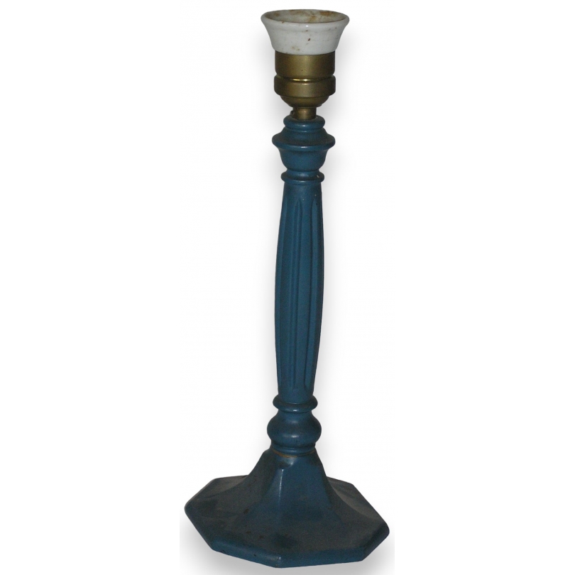 Pied de lampe en bois coloris bleu.