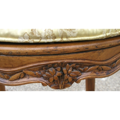 Louis XV Cabriolet armchair. Available from Moinat SA – Antiques and home décor