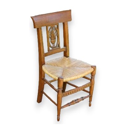 Chaise d\'enfant paillée dossier sculpté.