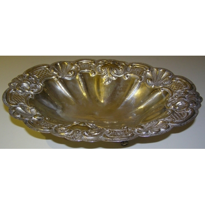 Oval-shaped bowl, made of silver-coloured metal. From Moinat SA – Antiques and home décor
