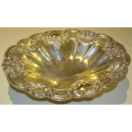 Oval-shaped bowl, made of silver-coloured metal. From Moinat SA – Antiques and home décor